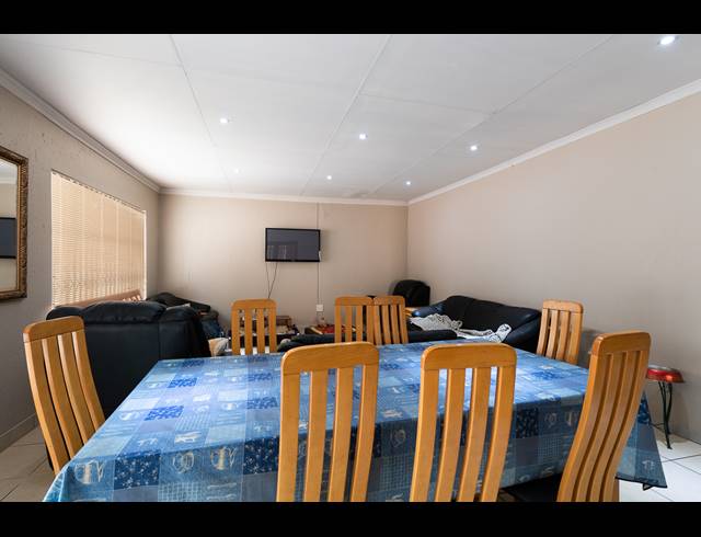 4 BEDROOM FREEHOLD FOR SALE IN OAKDENE